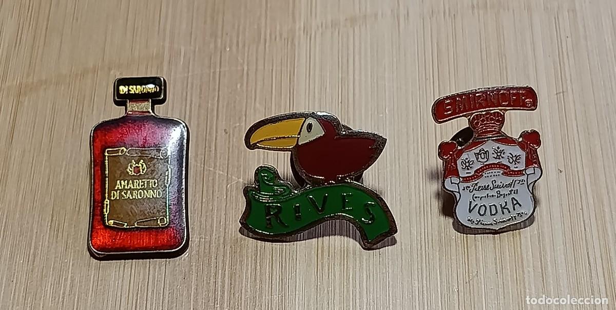 Sammlung von Pins: Lote 3 pines publicitarios licores vintage Amaretto Di Saronno, Rives y Vodka Smirnoff a&ntilde;os 80/90