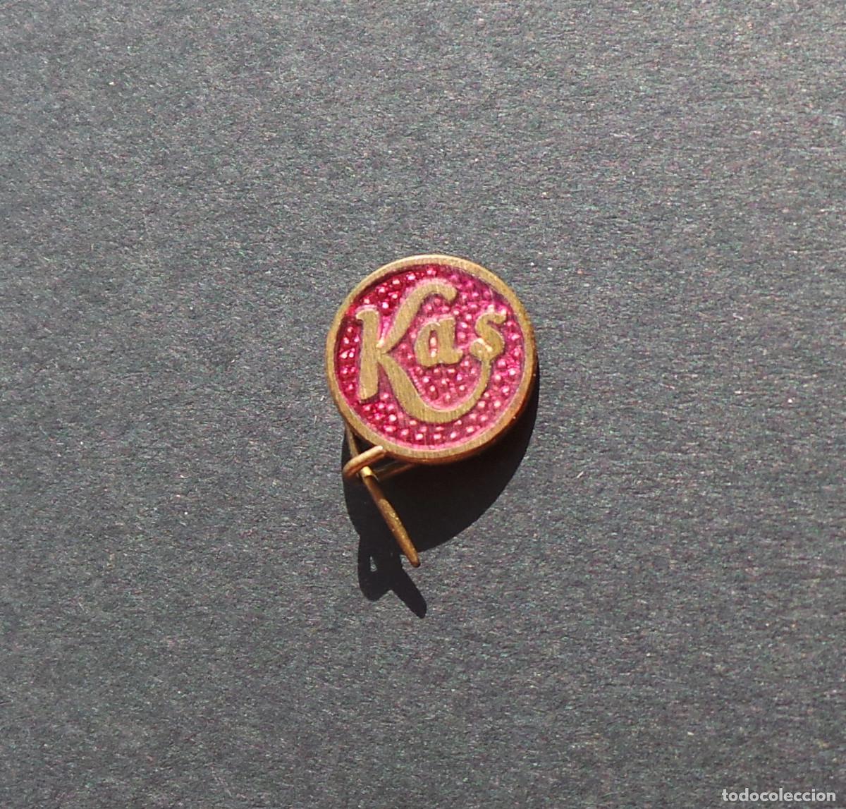 Pins e Spille di collezione: INSIGNIA DE OJAL KAS VINTAGE (A&Ntilde;OS 50/60). PIN PUBLICITARIO.
