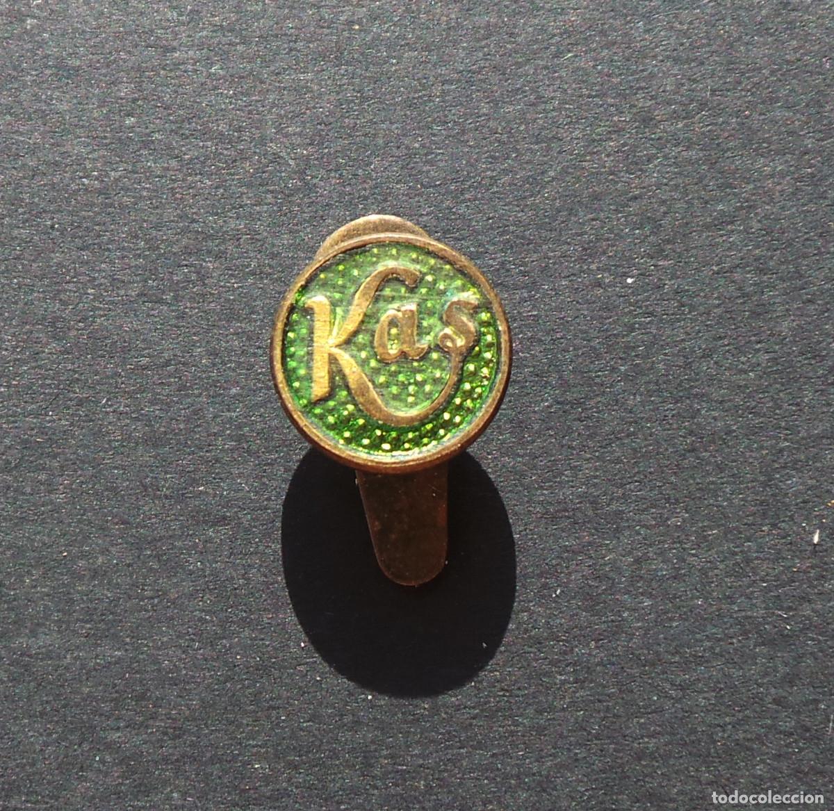 Pin's de collection: INSIGNIA DE OJAL PUBLICITARIA KAS (C. 1960). METAL. EXCELENTE ESTADO DE CONSERVACI&Oacute;N.