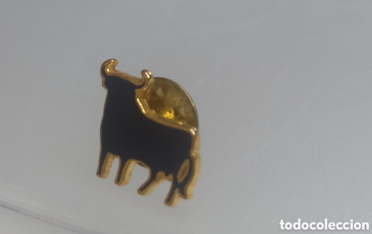 Pins de colecci&oacute;n: Pin Antiguo Coleccionable - Silueta Toro de Osborne (Negro y Dorado