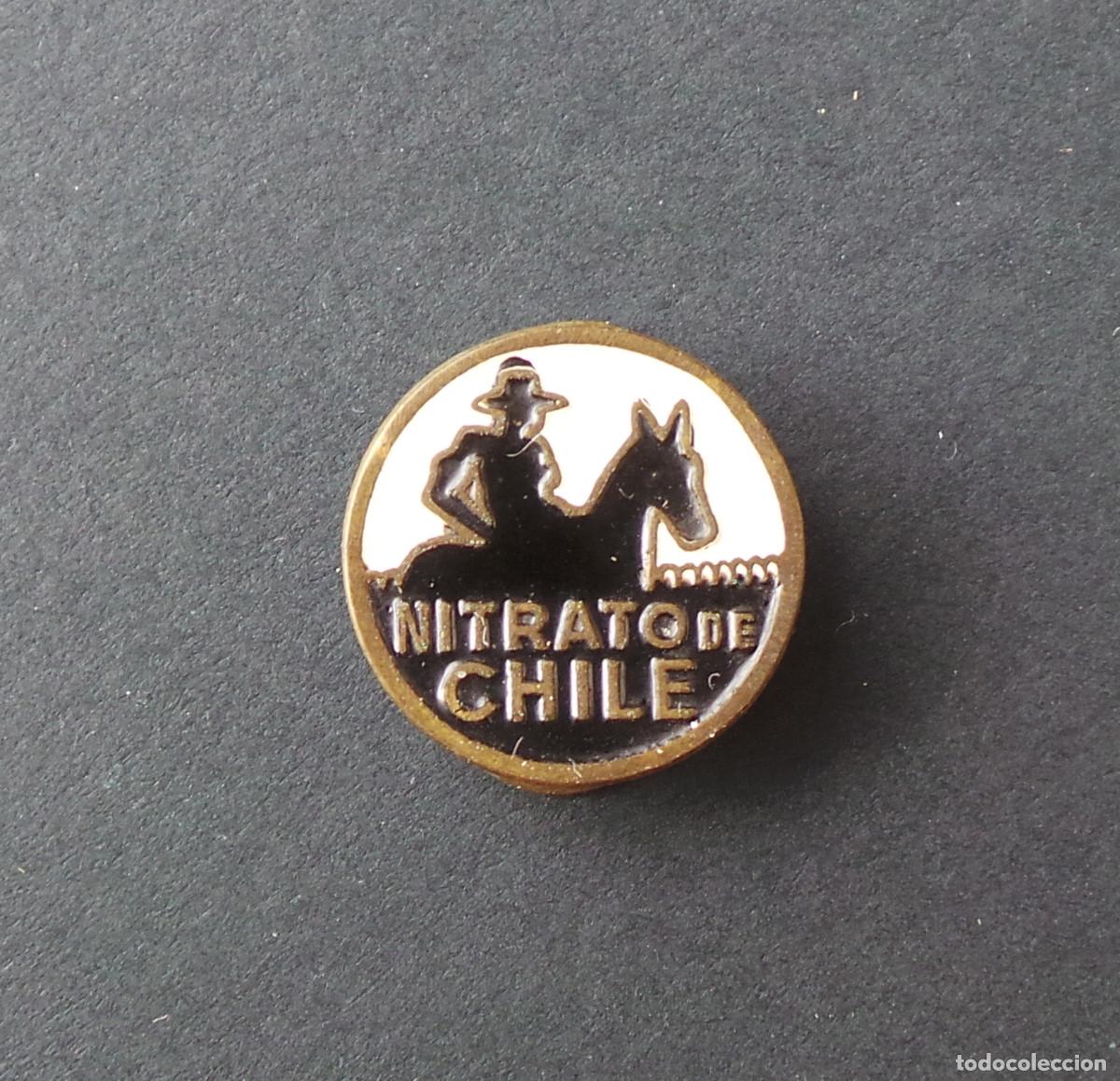 Pin's de collection: PIN PUBLICITARIO NITRATO DE CHILE, ART&Iacute;CULO PROMOCIONAL DE COLECCIONISMO D&Eacute;CADAS DE 1950 Y 1960