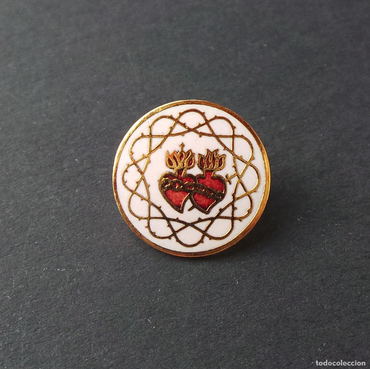 Pin's de collection: INSIGNIA OJAL VINTAGE ESMALTADA SAGRADOS CORAZONES. PIN RELIGIOSO DE SOLAPA CON BORDE DORADO