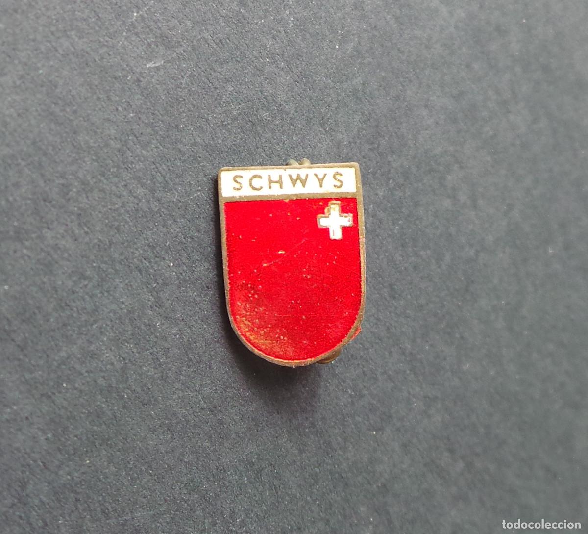 Pins de colecci&oacute;n: PIN HER&Aacute;LDICO SUIZO ESMALTADO DE SCHWYZ. ESCUDO VINTAGE CON TEXTO SUPERIOR.