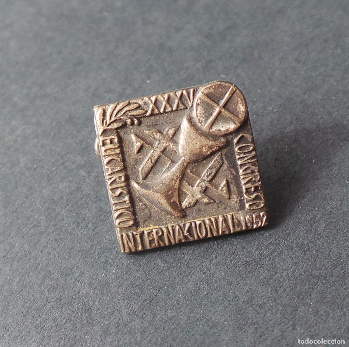 Pin's de collection: INSIGNIA SOLAPA CONMEMORATIVA XXXV CONGRESO EUCAR&Iacute;STICO INTERNACIONAL, BARCELONA 1952.