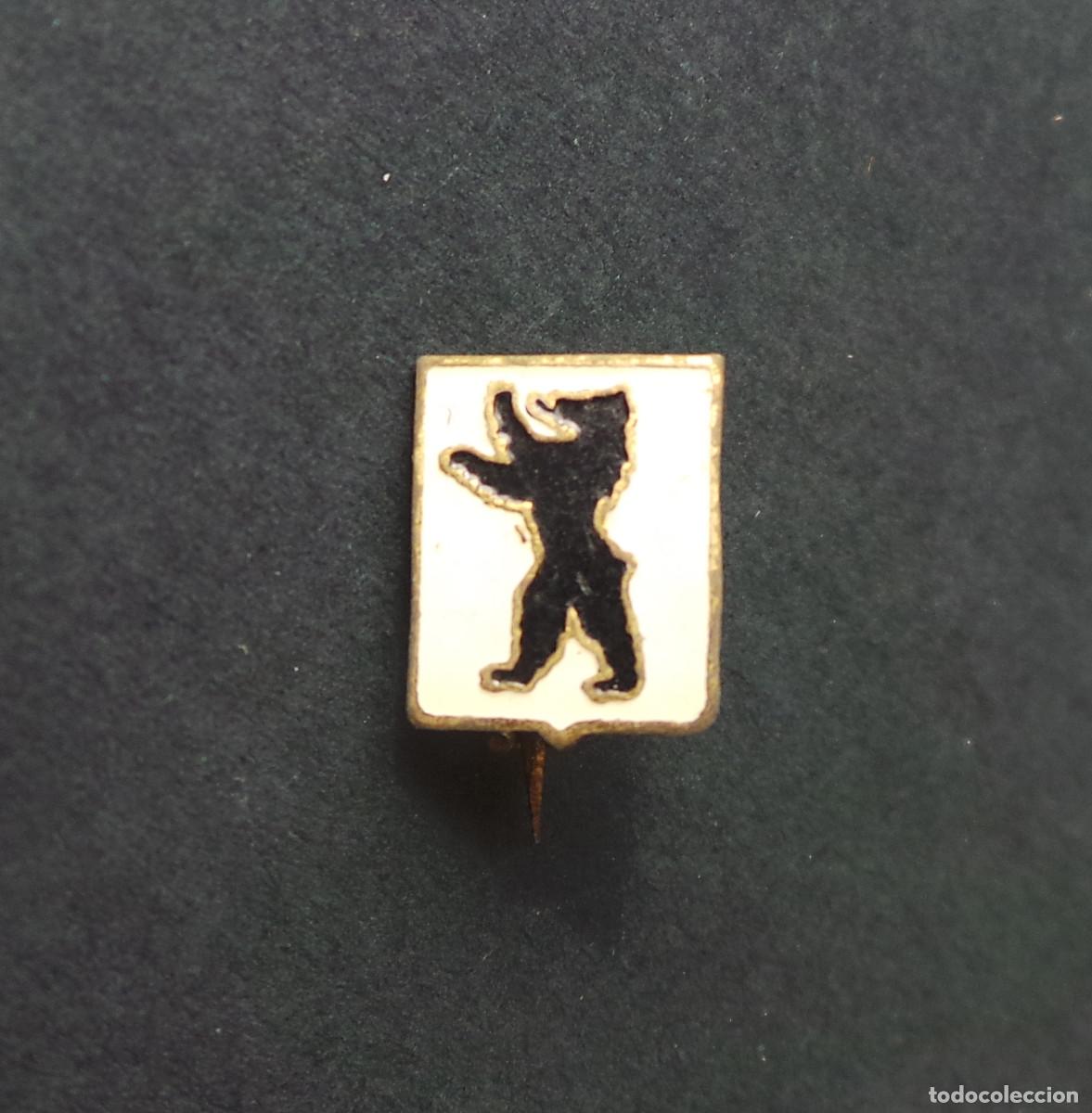 Pin's de collection: INSIGNIA DE SOLAPA QUE REPRESENTA EL ESCUDO DE ARMAS DE BERL&Iacute;N (EN ALEM&Aacute;N, BERLINER B&Auml;R).