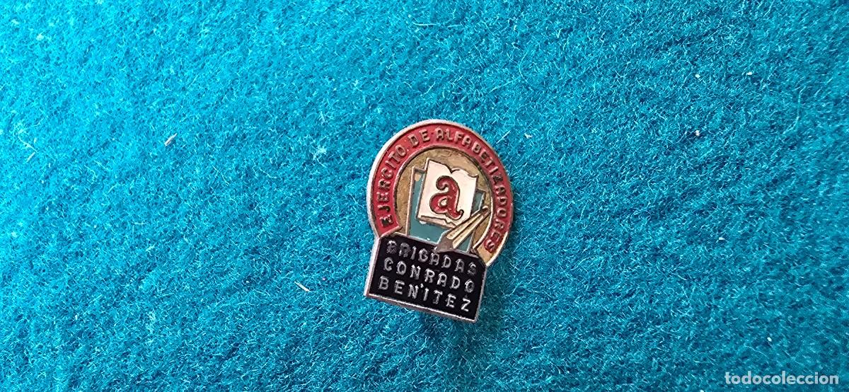 Pins de colecci&oacute;n: PIN BRIGADAS CONRADO BENITEZ (1956-57) DEL EJERCITO DE ALFABETIZADORES - CUBA