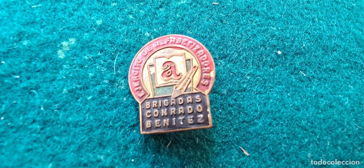 Pins de colecci&oacute;n: PIN BRIGADAS CONRADO BENITEZ (1956-57) DEL EJERCITO DE ALFABETIZADORES - CUBA