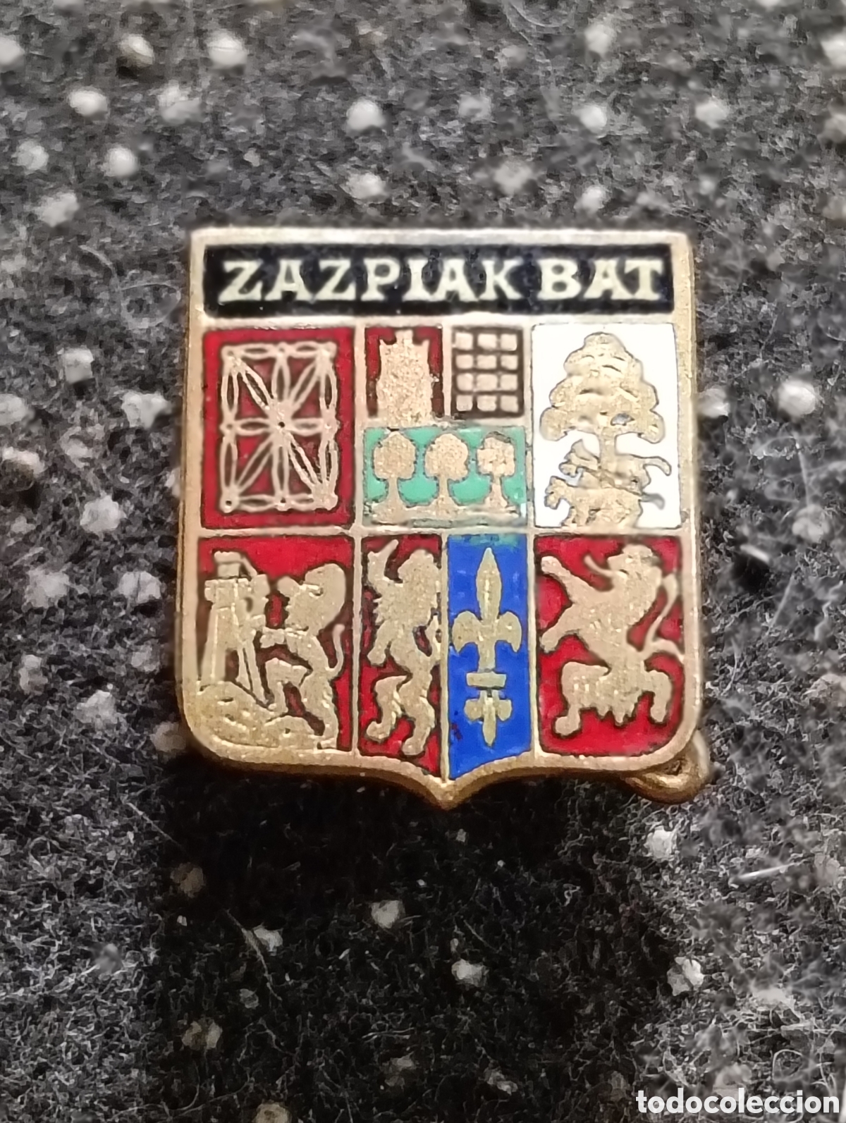 Collection pins: Pin o aguja de viaje, escudo vasco vintage Zazpiak Bat, mide 1,5 x ,1,5 cm