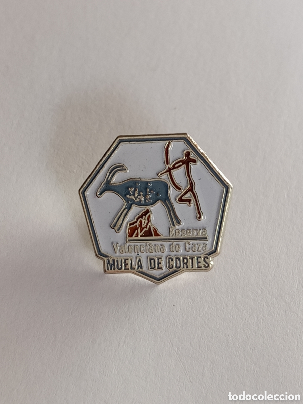 Pin's de collection: Pin insignia met&aacute;lica con esmalte Reserva Valenciana de Caza Muela de Cortes,