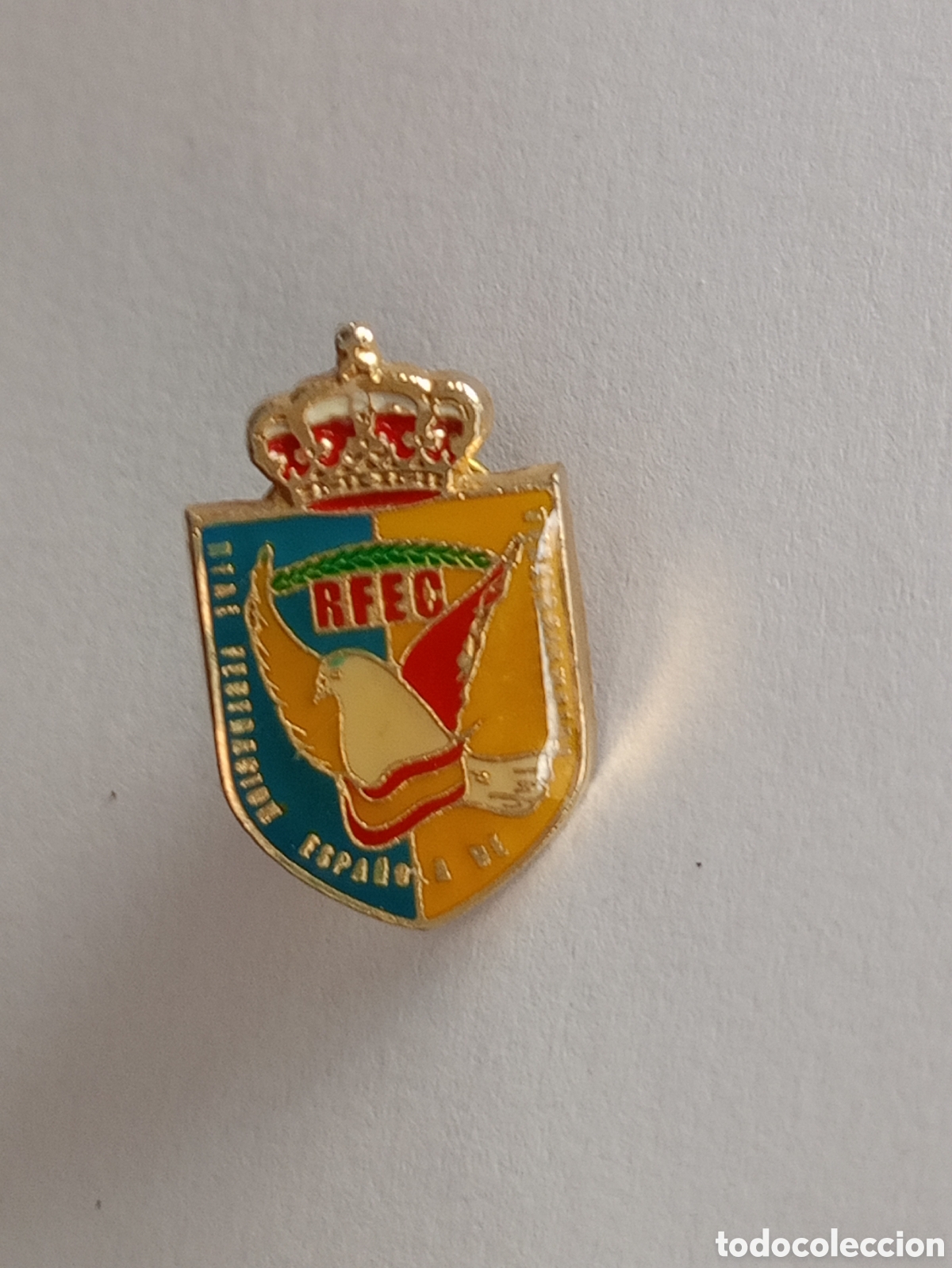 Pin's de collection: pin met&aacute;lico con el escudo oficial de la Real Federaci&oacute;n Espa&ntilde;ola de Colombicultura (RFEC)