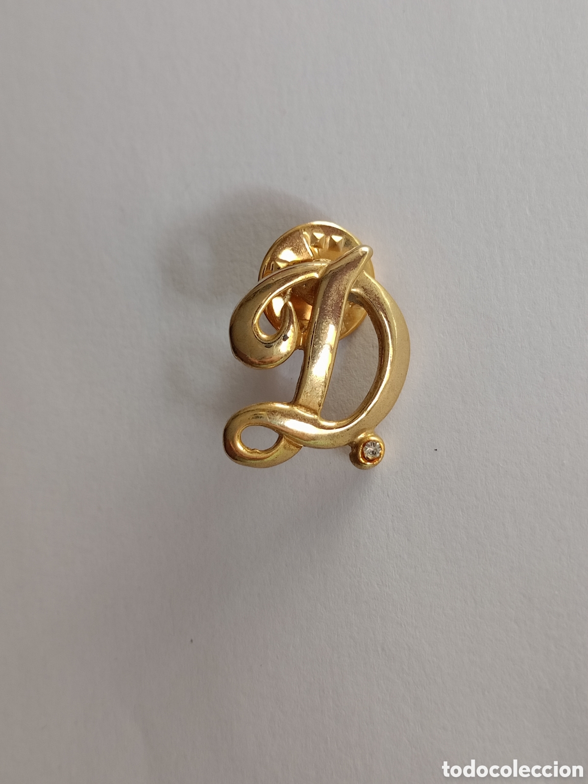 Pin's de collection: Antiguo Pin inicial letra D chapado oro con simil vintage a&ntilde;os 80