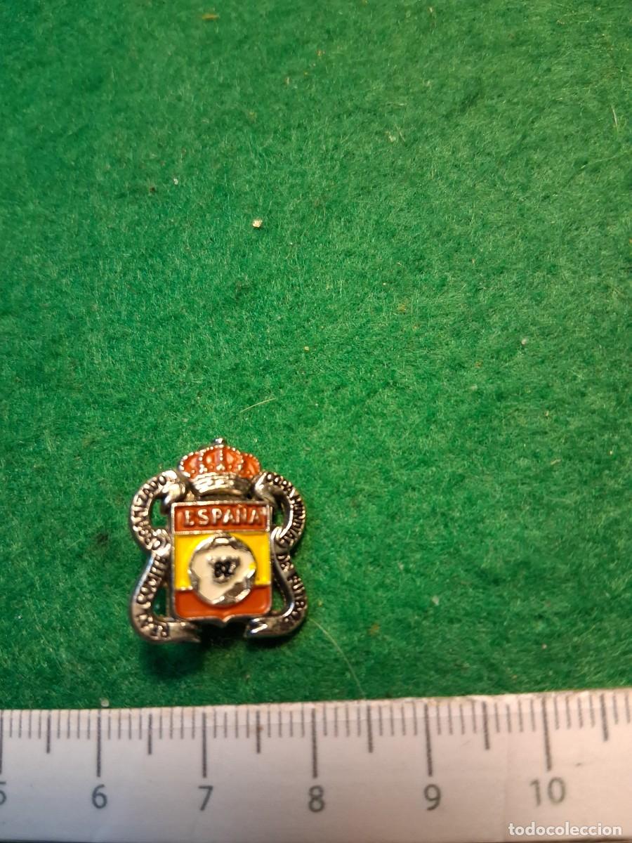 Pins e Spille di collezione: ALFILER REAL FEDERACION ESPA&Ntilde;OLA DE F&Uacute;TBOL, ORGANIZACI&Oacute;N MUNDIAL 82..