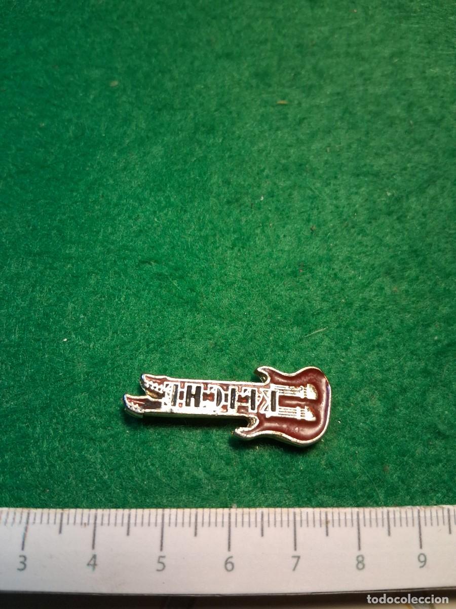 Pins e Spille di collezione: PIN PUBLICIDAD GUITARRA KLICHE.