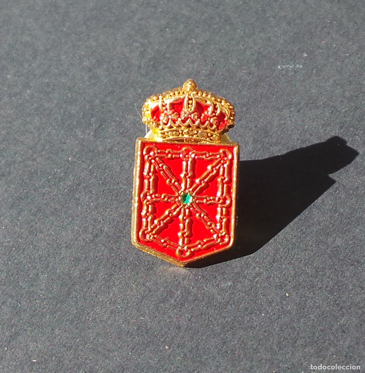 Pin's de collection: PIN MET&Aacute;LICO DEL ESCUDO DE NAVARRA, CON RELIEVE Y CORONA REAL.