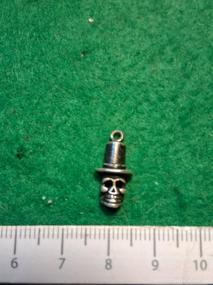 Pins de colecci&oacute;n: COLGANTE CALAVERA CHISTERA MET&Aacute;LICO.