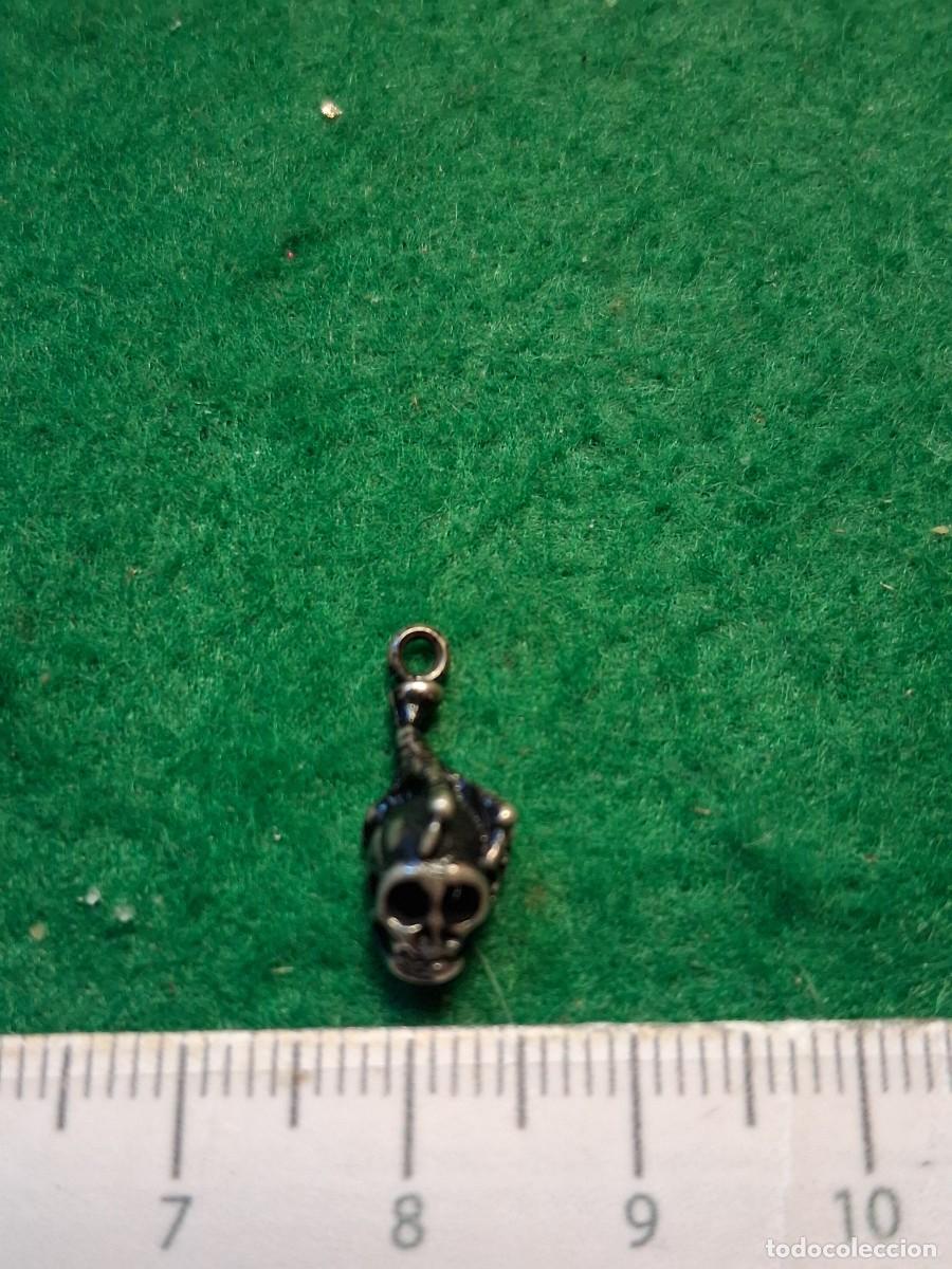 Sammlung von Pins: COLGANTE CALAVERA GARRA MET&Aacute;LICO.