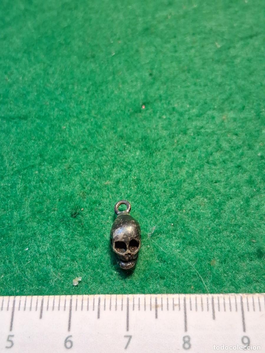 Sammlung von Pins: COLGANTE CALAVERA MET&Aacute;LICO.