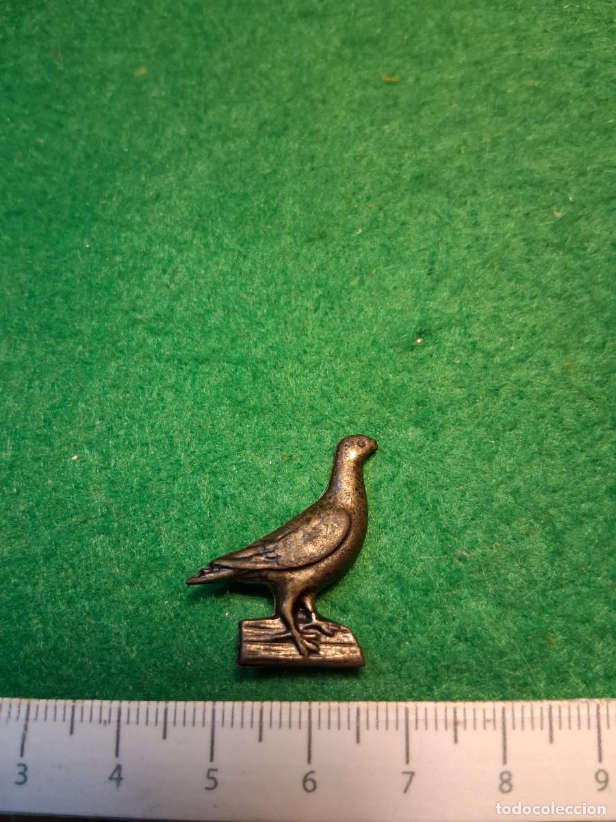 Sammlung von Pins: PIN PALOMA MET&Aacute;LICO.