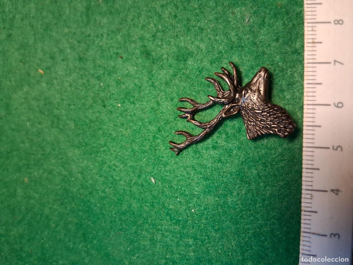 Sammlung von Pins: PIN CABEZA CIERVO , MET&Aacute;LICO.
