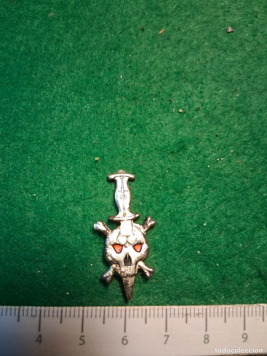 Sammlung von Pins: PIN CALAVERA ATRAVESADA DAGA, MET&Aacute;LICO.