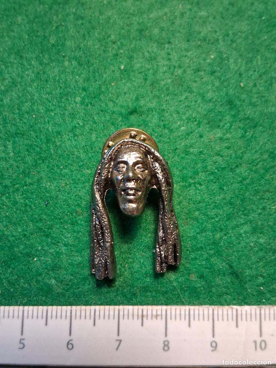 Pin's de collection: PIN CALAVERA RASTAS &iquest;BOB MARLEY?, MET&Aacute;LICA.
