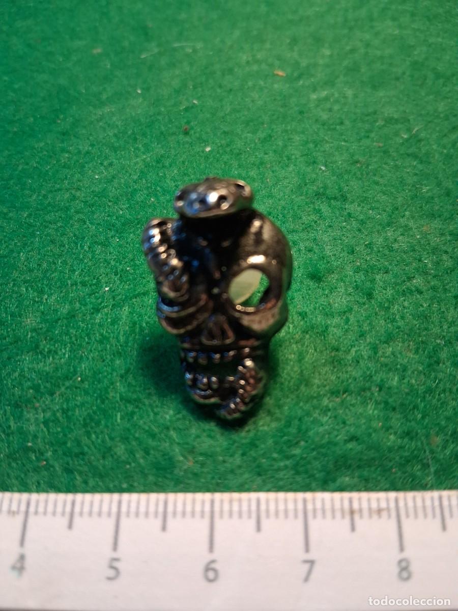 Sammlung von Pins: PIN CALAVERA CON SERPIENTE. MET&Aacute;LICO.