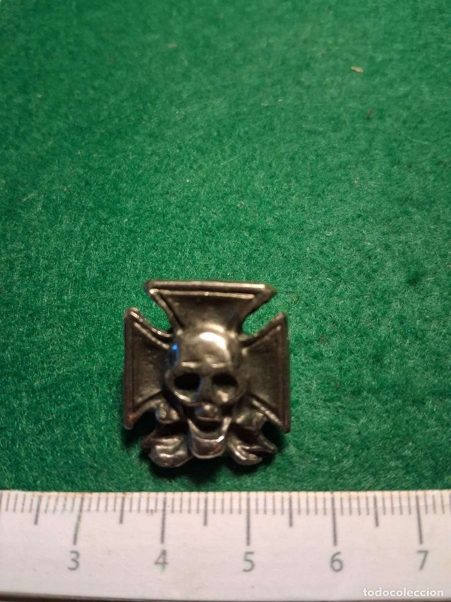 Collection pins: PIN CALAVERA SOBRE CRUZ DE HIERRO, MET&Aacute;LICO.