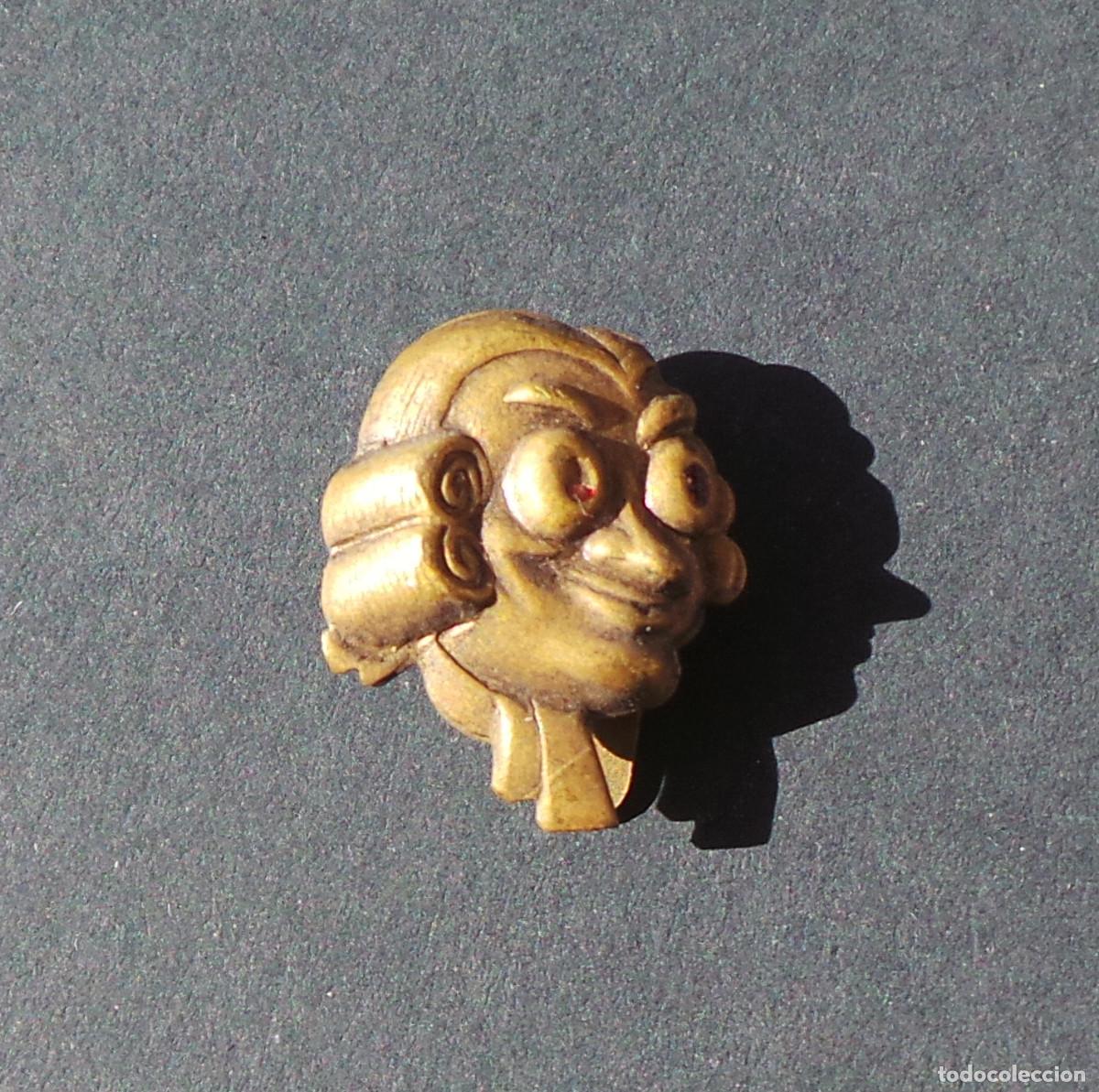 Pin's de collection: INSIGNIA DE OJAL MAESE CORTEFIEL. PUBLICIDAD VINTAGE A&Ntilde;OS 50-60. METAL DORADO. COLECCIONISMO.