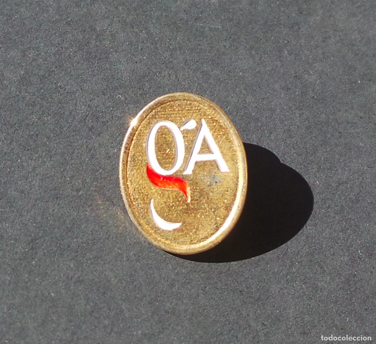 Sammlung von Pins: PIN DE SOLAPA DORADO ORIGINAL DE GESTORES ADMINISTRATIVOS (GA). LOGO ESMALTADO.