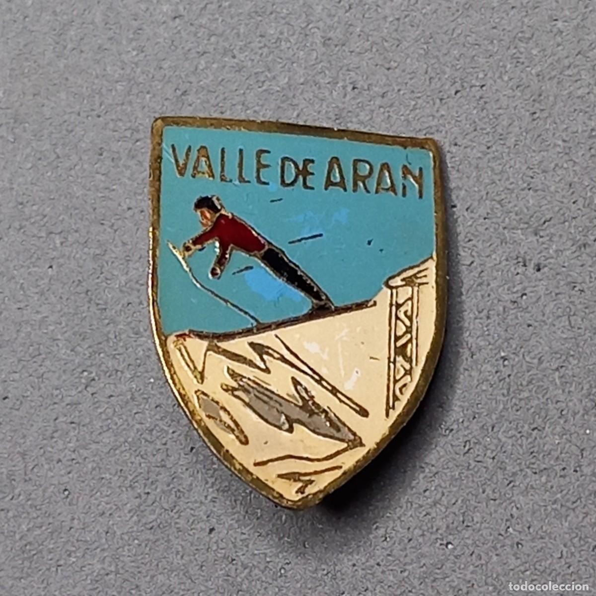 Sammlung von Pins: Antigua insignia imperdible souvenir de la Valle de Aran, esqu&iacute; de monta&ntilde;a, a&ntilde;os 50 - 60