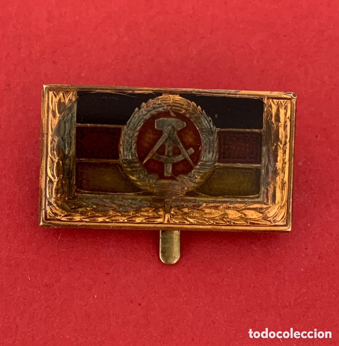 Pin's de collection: Insignia Pin Antiguo Bandera RDA DDR Alemania Oriental Martillo y Comp&aacute;s Guerra Fr&iacute;a