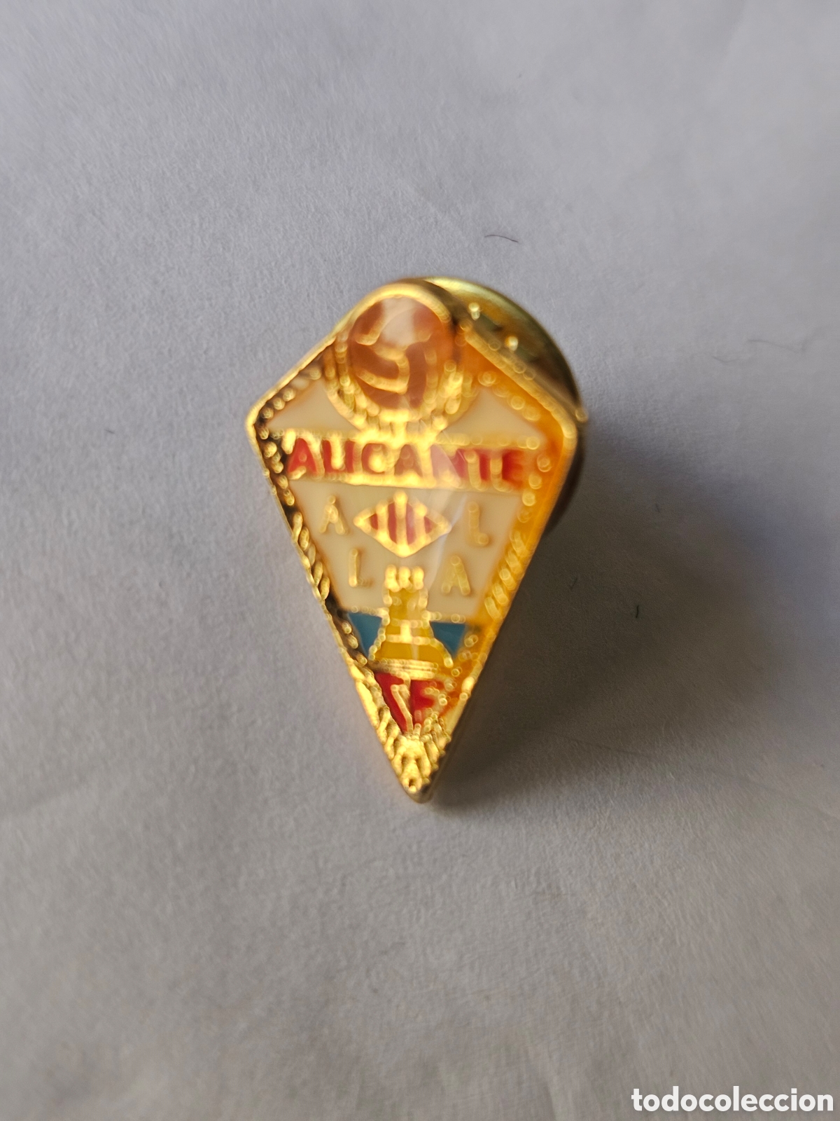 Pin's de collection: Pin Alicante Club de Futbol, vintage, metal dorado