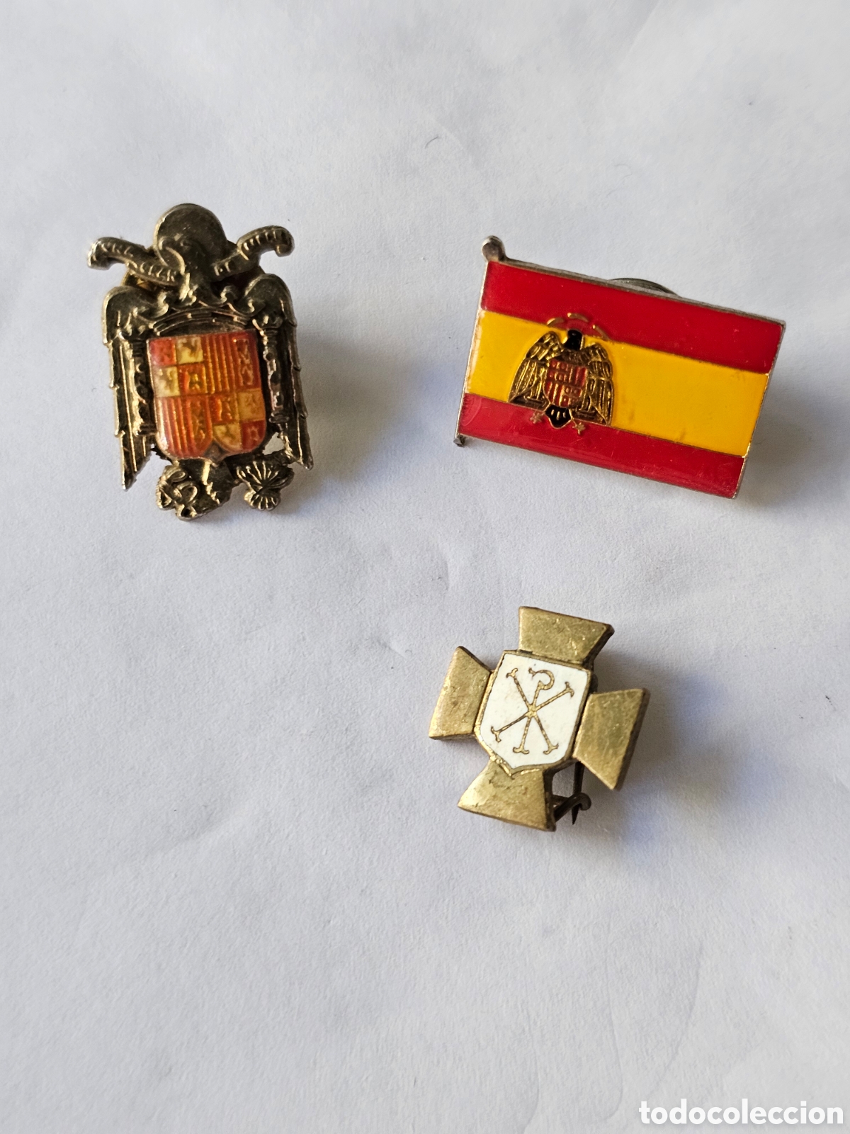 Pin's de collection: Lote pines: escudo franquista, bandera espa&ntilde;ola con escudo de Franco y alfiler de Acci&oacute;n Catolica