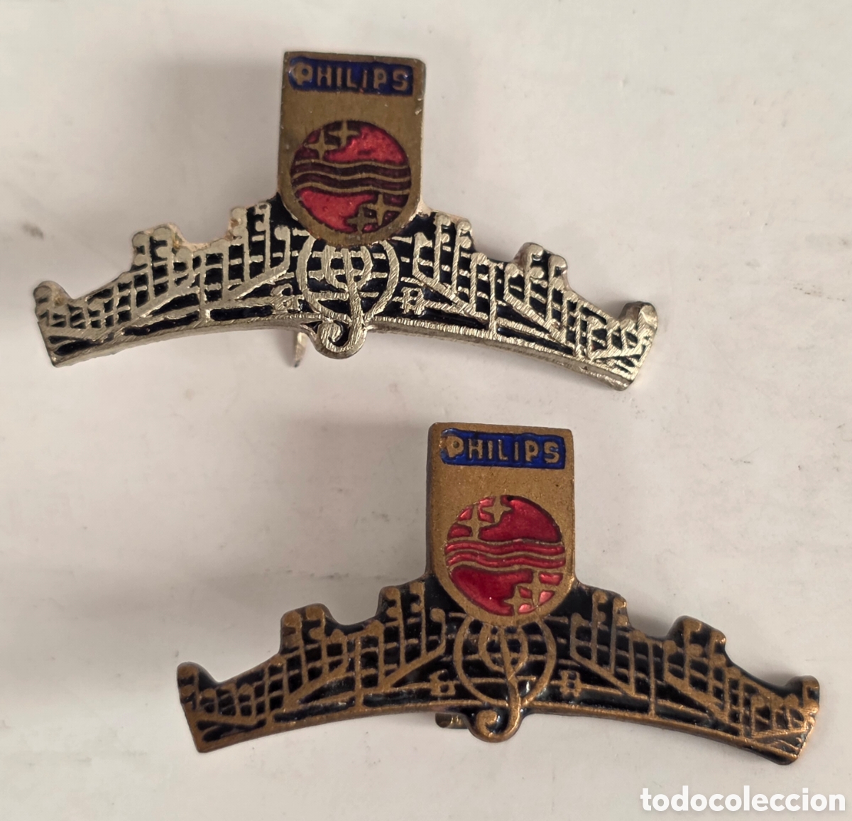 Pin's de collection: 2 Insignias aguja Pentagrama Publicidad Philips - Plata Bronce - Metal Esmalte Radio M&uacute;sica Holanda