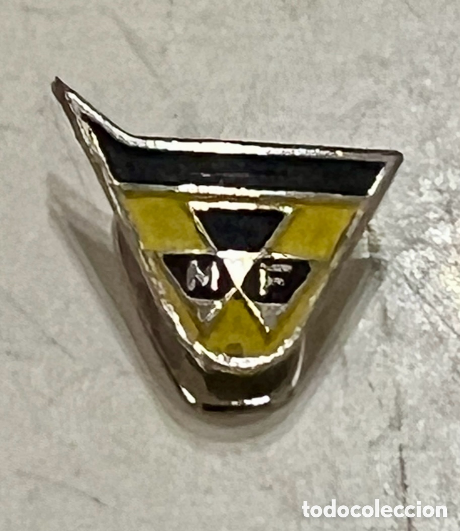 Pins e Spille di collezione: Pin de ojal. MASEY FERFUSON. Tractores. Metal. A&ntilde;os 60.