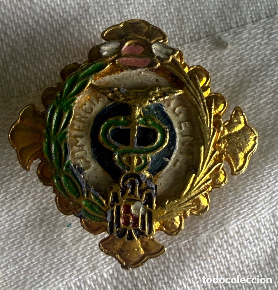 Collection pins: ANTIGUA INSIGNIA FARMACIA MILITAR &Eacute;POCA FRANCO &ndash; PLATA DORADA Y ESMALTES &ndash; 1939-1975