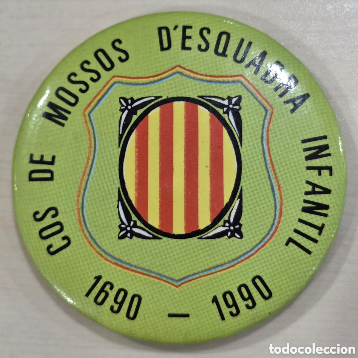 Pins de cole&ccedil;&atilde;o: Chapa Cos de Mossos d'Esquadra Infantil 1690-1990 - Polic&iacute;a Sal&oacute;n de la Infancia y la Juventud
