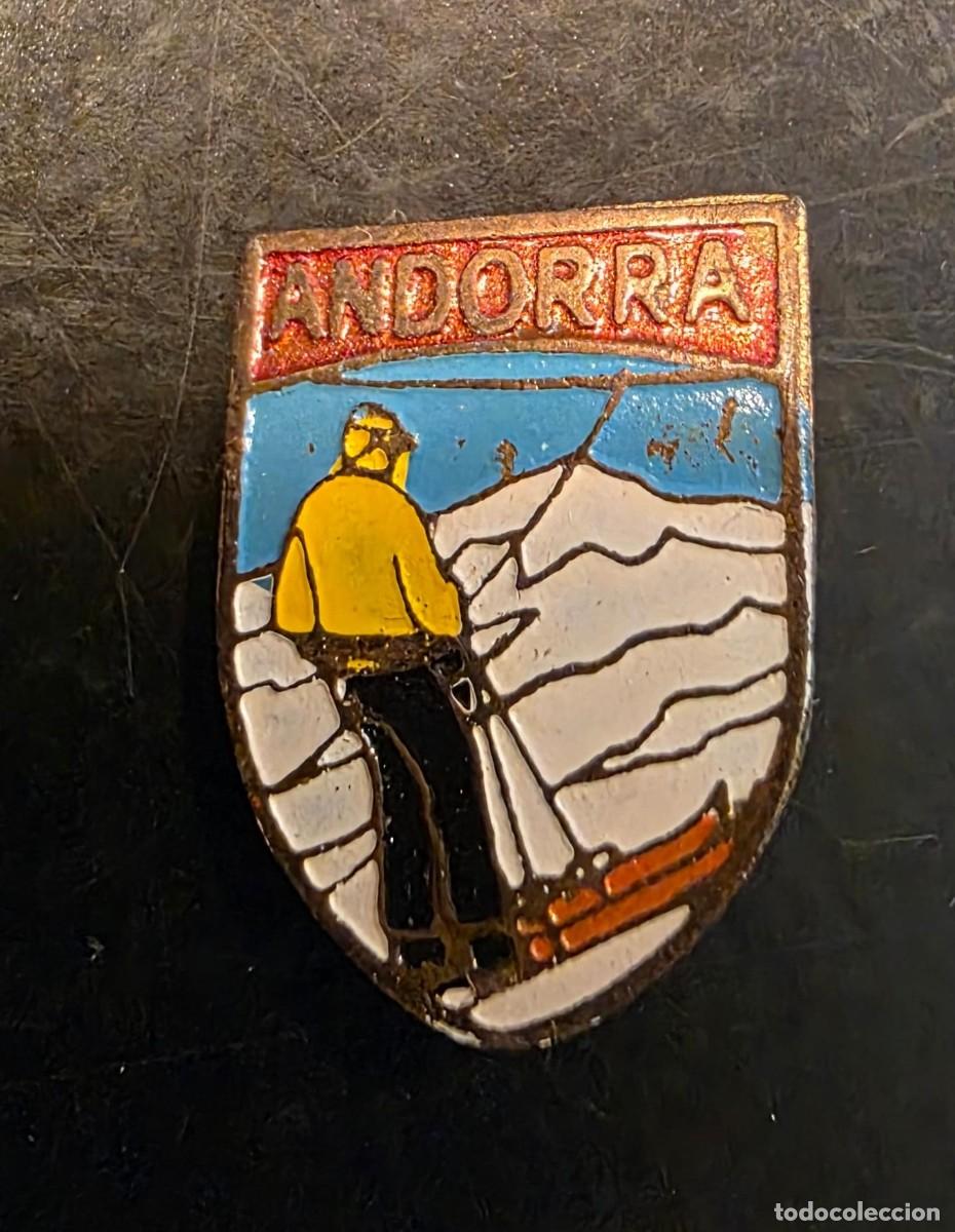 Collection pins: Insignia Vintage de Andorra &ndash; Esquiador en Monta&ntilde;a Nevada &ndash; Esmalte de Colores &ndash; 4 cm