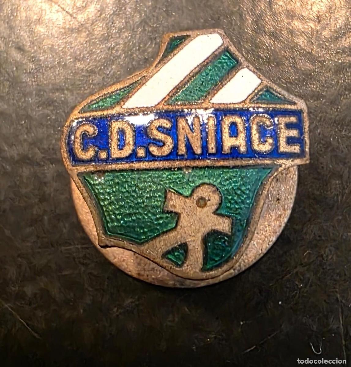 Pins e Spille di collezione: Insignia Vintage C.D. Sniace &ndash; Club Deportivo Sniace &ndash; Escudo Esmaltado Azul y Verde &ndash; 1,8 cm