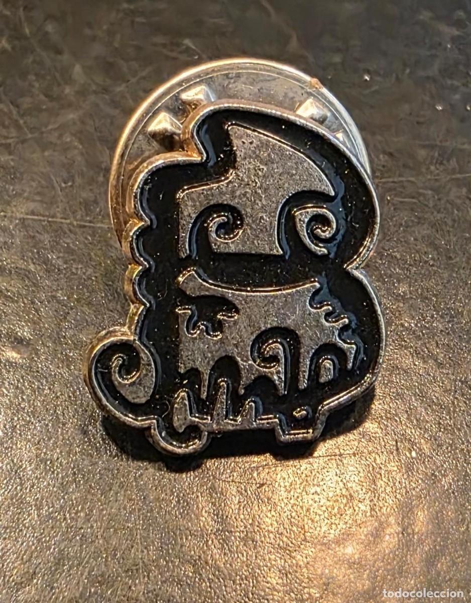 Pins e Spille di collezione: Pin de Solapa Esmaltado Negro y Plateado &ndash; Emblema de Carnero Estilizado &ndash; Insignia Vintage