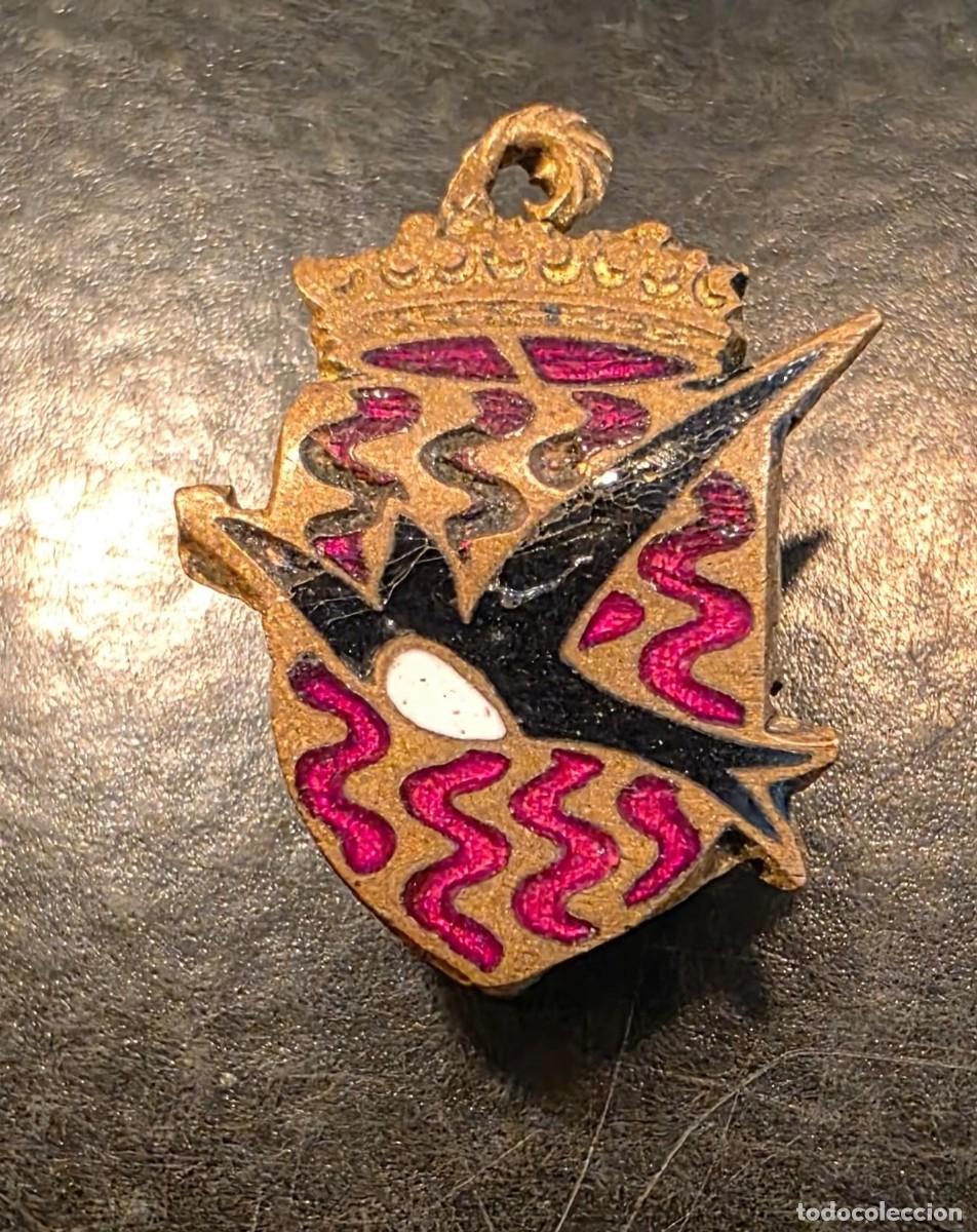 Pins e Spille di collezione: Insignia Antigua Her&aacute;ldica con Corona y Ave Negra &ndash; Escudo Esmaltado Rojo y Dorado &ndash; Pin de Ojal