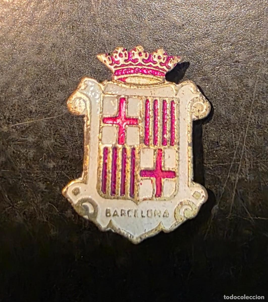 Pins e Spille di collezione: Insignia Antigua Escudo de Barcelona Coronado &ndash; Esmalte Blanco y Rojo &ndash; Pin de Alfiler Vintage