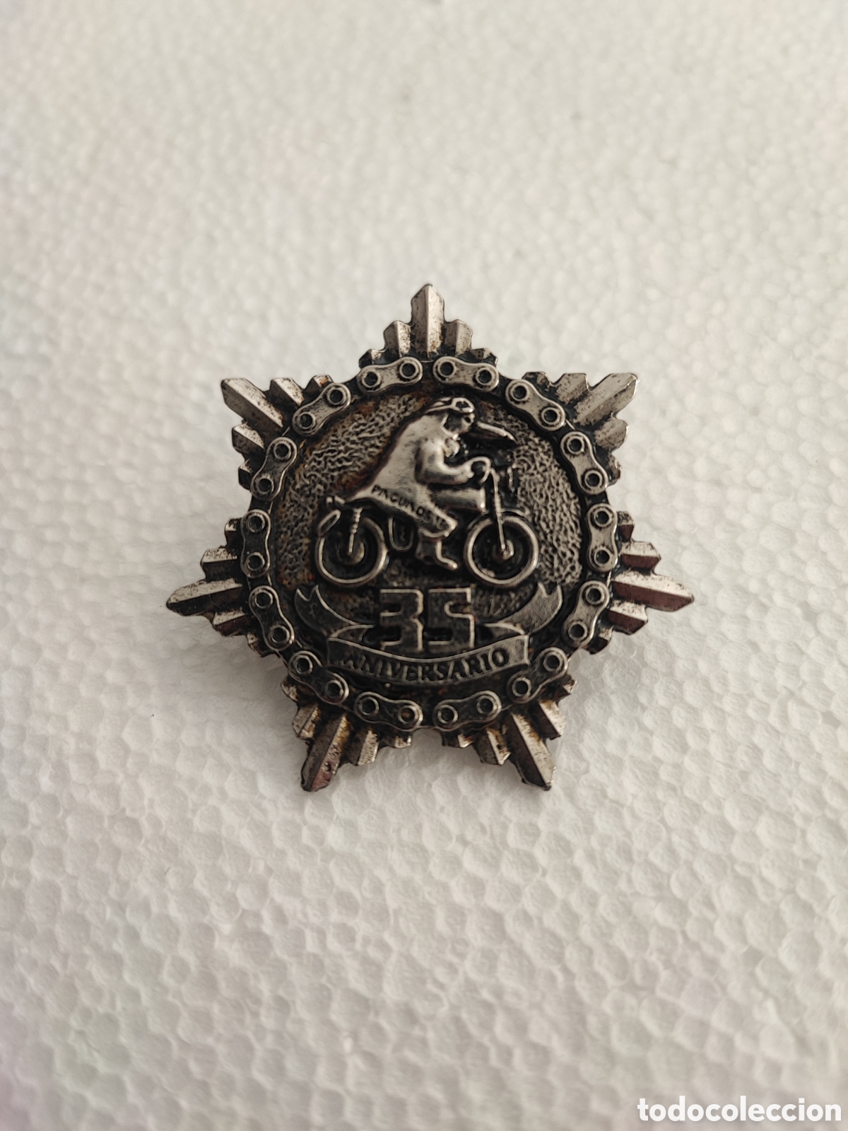 Pins e Spille di collezione: Ping&uuml;inos 35 aniversario, pin de la concentraci&oacute;n motera de Valladolid.