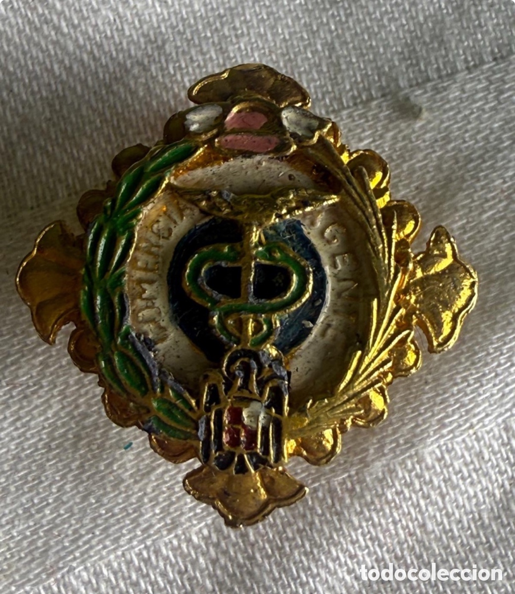 Pins e Spille di collezione: ANTIGUA INSIGNIA FARMACIA MILITAR &Eacute;POCA FRANCO - PLATA DORADA Y ESMALTES - 1939-1975.