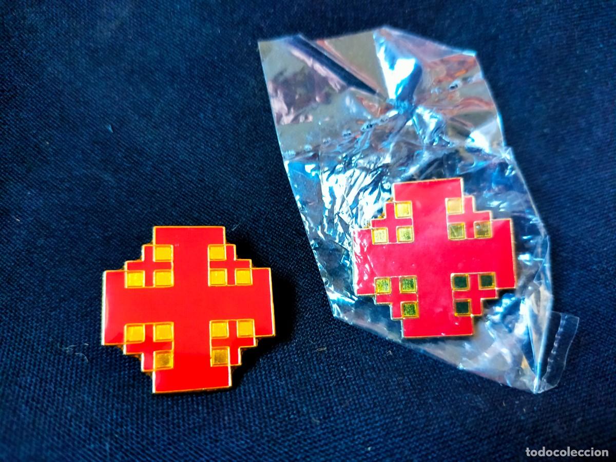 Pins de cole&ccedil;&atilde;o: LOTE DE DOS PINES DE SOLAPA CRUZ DE JERUSAL&Eacute;N - CRUSADER'S CROSS ESMALTE ROJO Y DORADO. D&Eacute;CADA 90