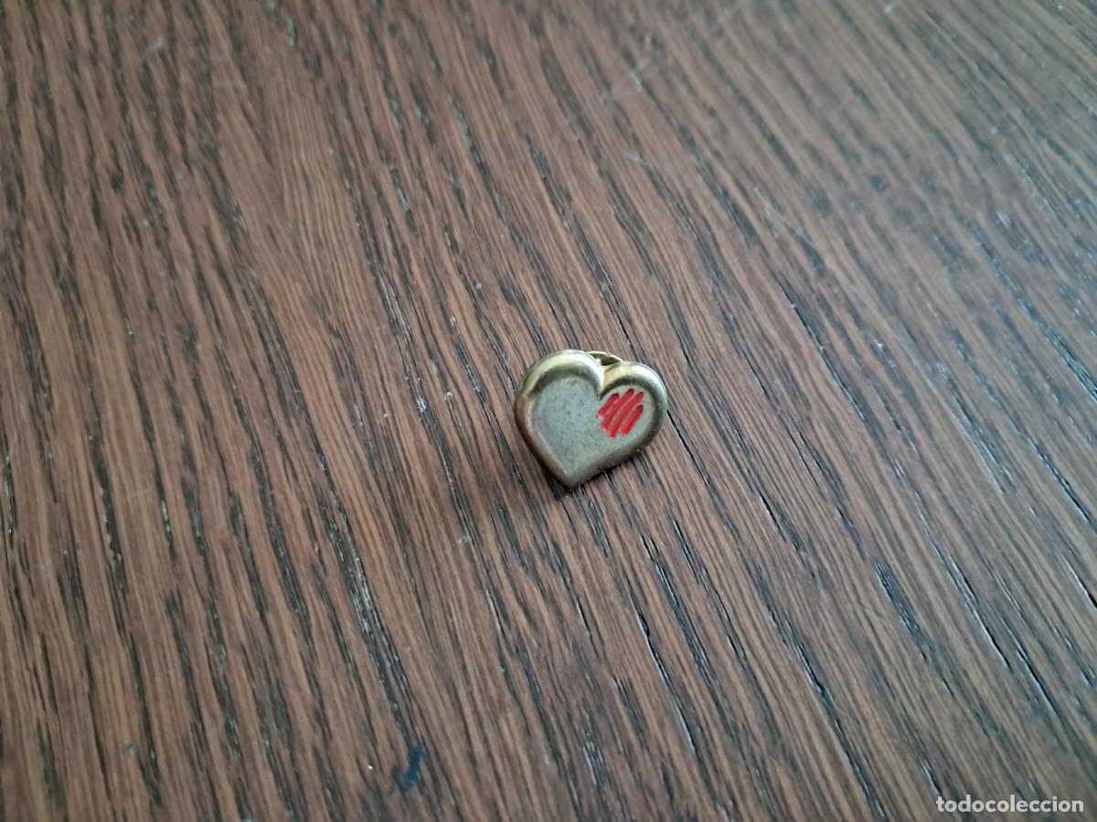 Pins e Spille di collezione: pin de metal, coraz&oacute;n, con senyera. Catalu&ntilde;a.