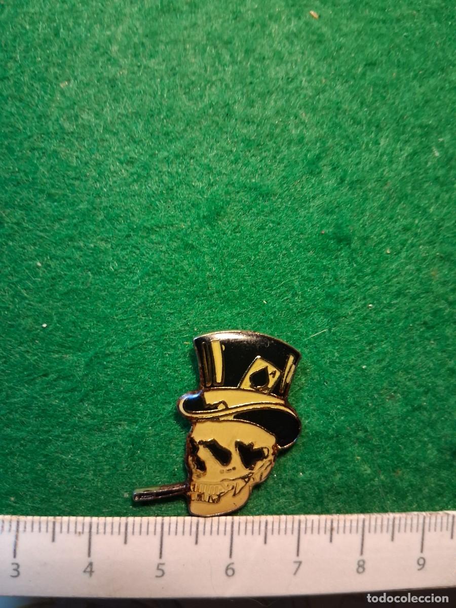 Pins de colecci&oacute;n: PIN CALAVERA CON CHISTERA AS DE PICAS.