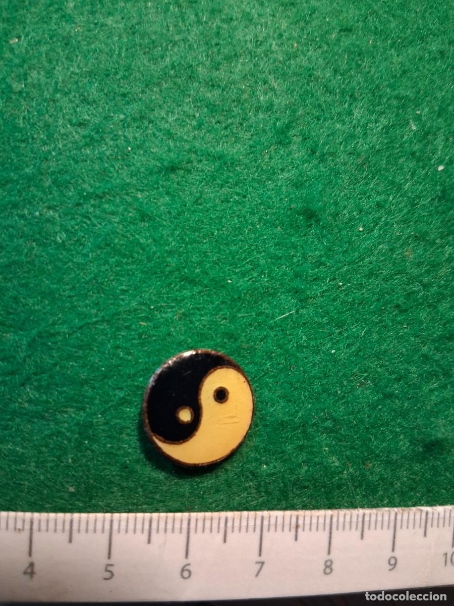Pins de colecci&oacute;n: PIN YIN YANG. MAL ESTADO.