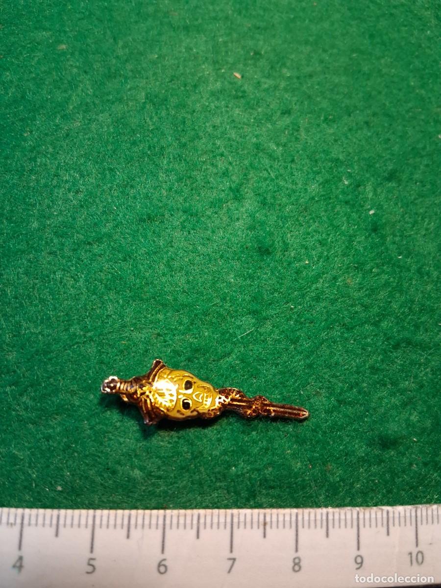 Pins de colecci&oacute;n: PIN CALAVERA CON ESPADA Y SERPIENTE ENROSCADA.