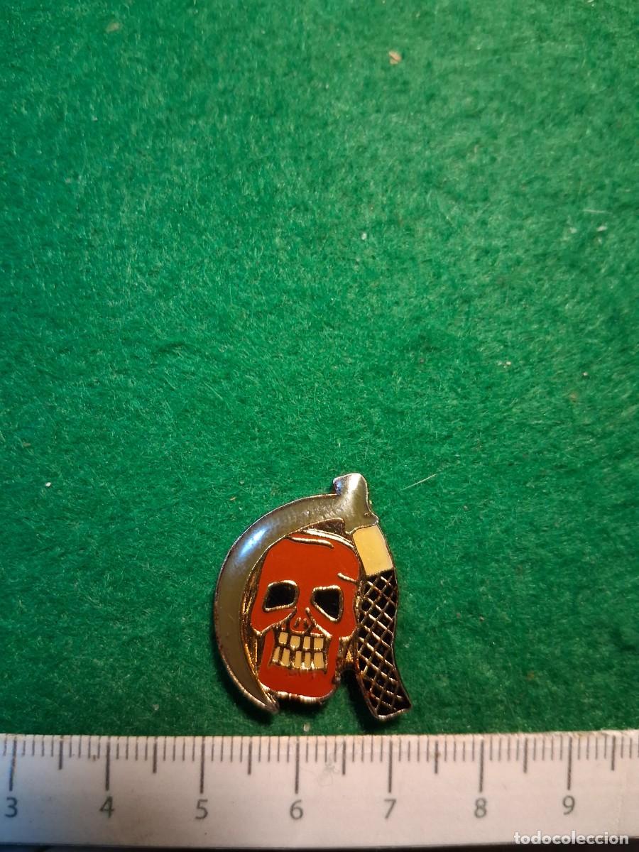 Pins de colecci&oacute;n: PIN CALAVERA ROJA CON HOZ. - Foto 1